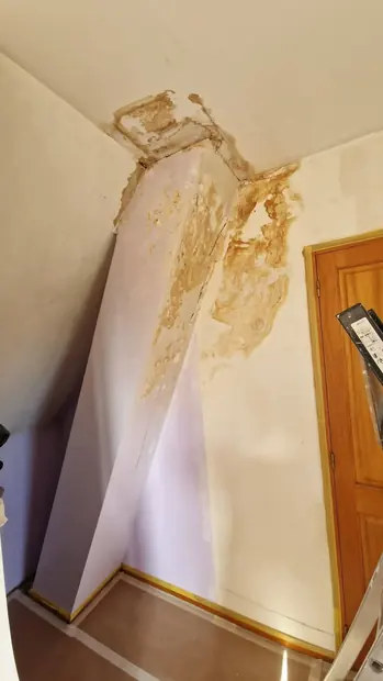 Support dégradé par l’humidité, avant reprise d’enduit et mise en peinture